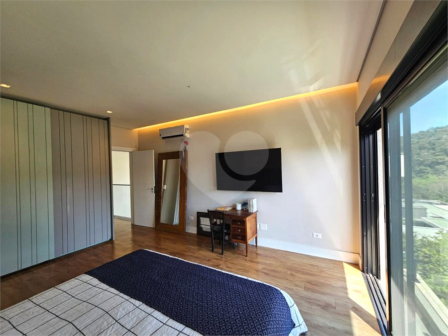 Casa à venda com 4 suítes no condomínio Residencial Itahyê, Santana de Parnaíba - SP