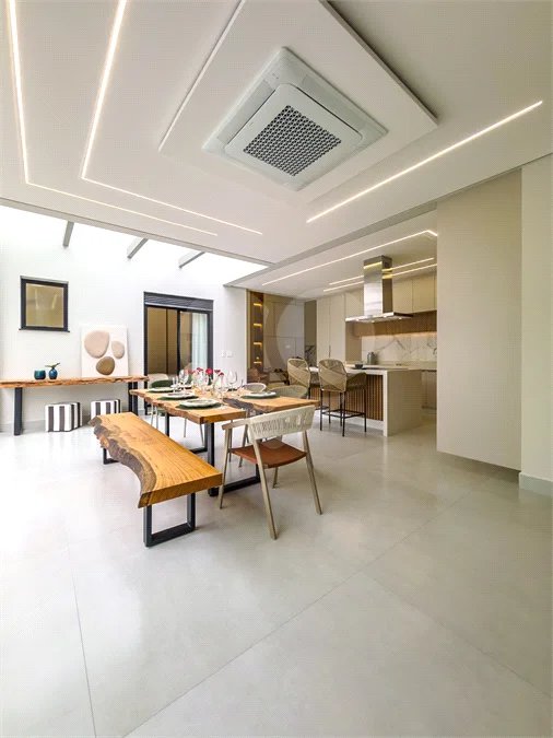 Casa Térrea – Condomínio Maria Cândida - 300 m² de terreno - 212 m² de área construída - 4 vagas de garagem, sendo 2 cobertas - Sala de jantar e estar integradas, com pé-direito duplo e cortina - 3 suítes com ar-condicionado, sendo 1 master com closet – planejado – Roupeiro – Escritório - Cozinha