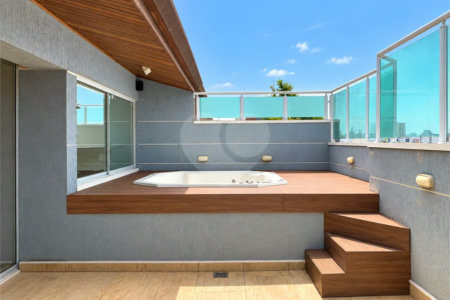 Cobertura de 255 m² com 3 dormitórios, 1 suíte, cozinha planejada, 2 vagas e área gourmet com churrasqueira.