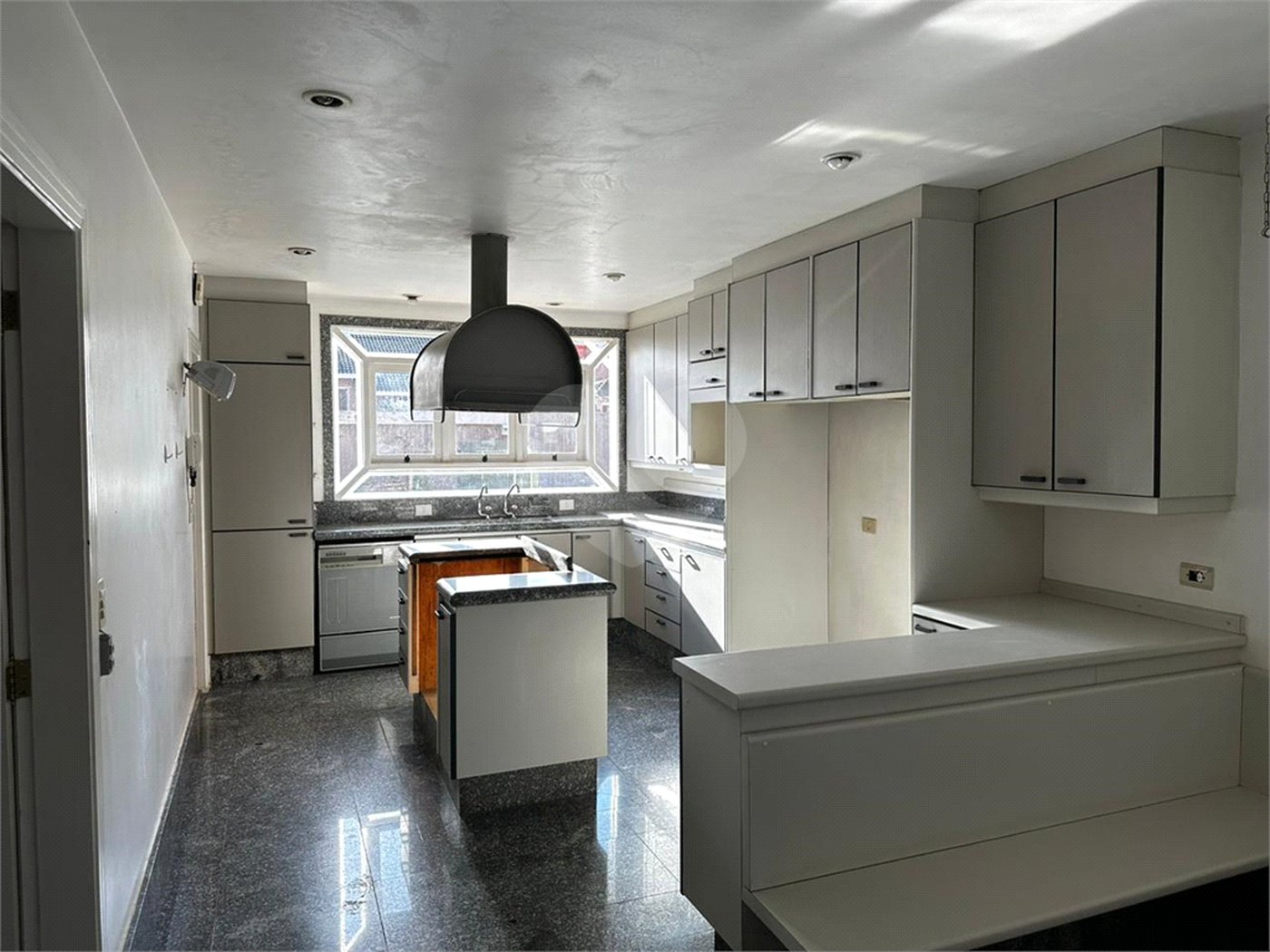 Casa à venda com 4 suítes em Vila Petrópolis, Atibaia, SP