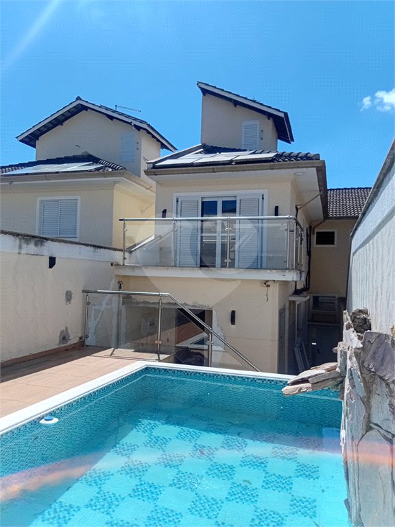 Casa à venda com 3 suítes no condomínio Residencial Jd. Floresta, São Paulo - SP