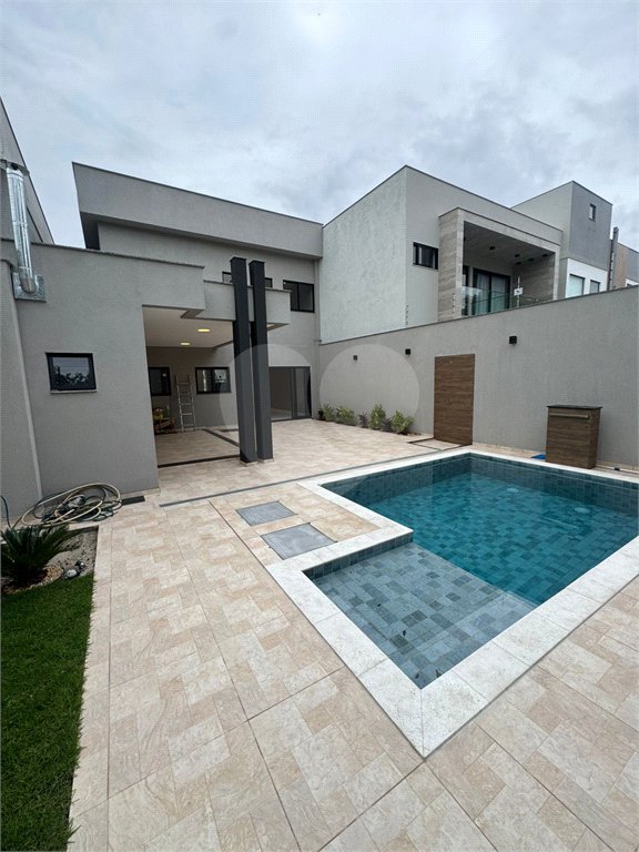 Casa à venda com 5 quartos, sendo 4 suítes, no condomínio Grand Park, Rio de Janeiro - RJ