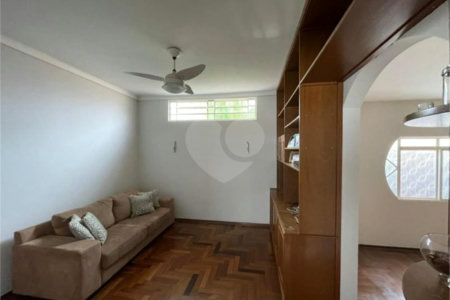 Casa térrea para venda no bairro Vila Xavier em Araraquara/SP.