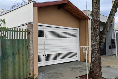 Casa Nova (Apenas 2 Anos) com Suíte: Conforto, Segurança e Localização Privilegiada!