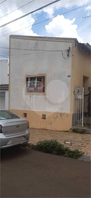 Casa térrea no Jardim São Carlos.