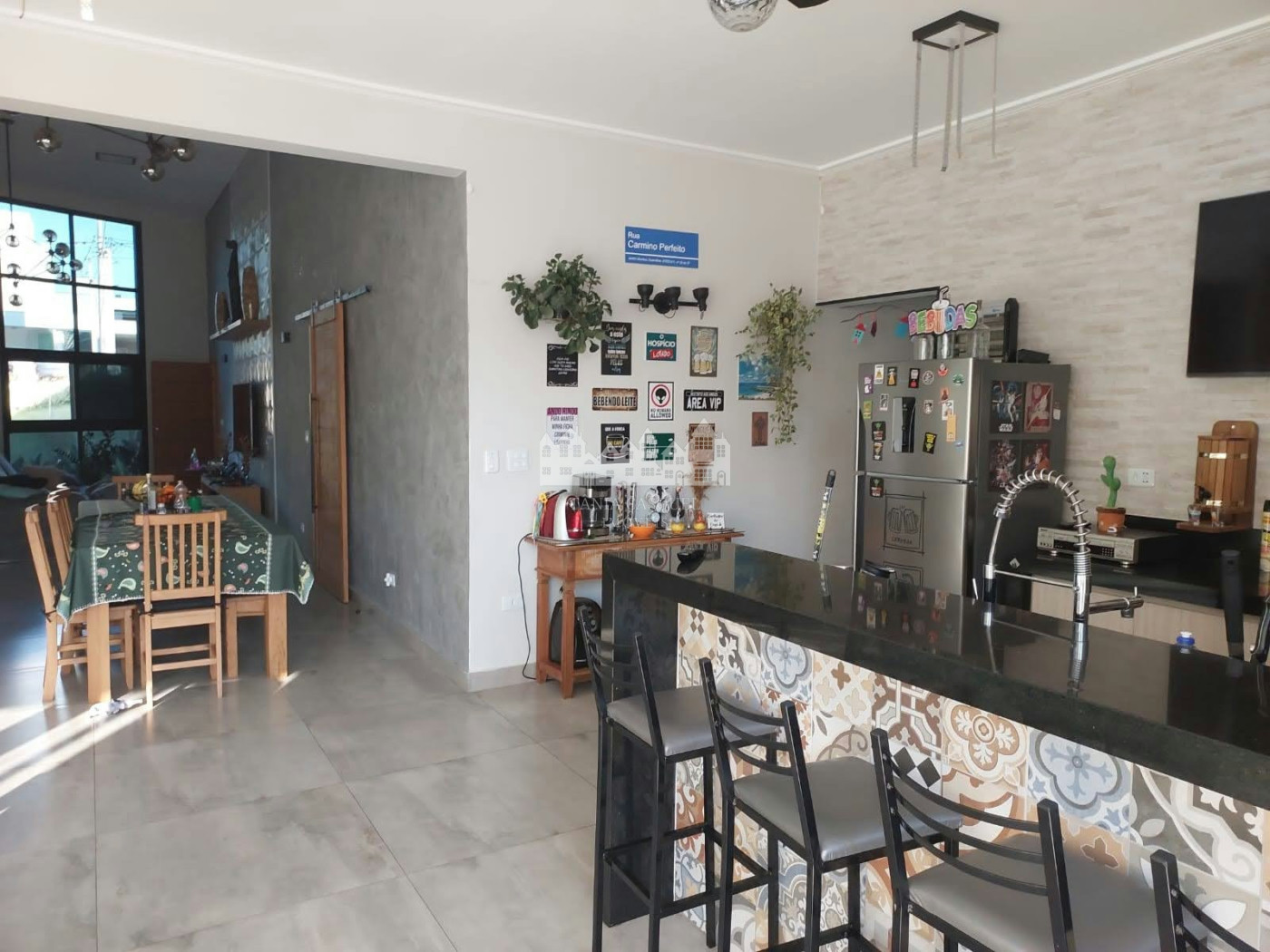Casa à venda com 4 quartos, sendo 2 suítes,  no condomínio Figueira Garden, Atibaia - SP