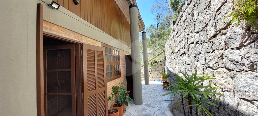 Casa à venda com 3 quartos, sendo 2 suítes, no condomínio Alpes de Caieiras, Caieiras - SP