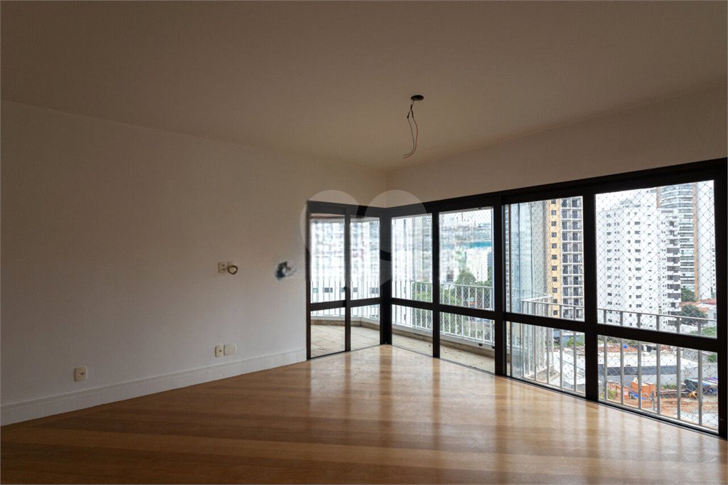Apartamento para alugar com 3 suítes em Moema, São Paulo, SP