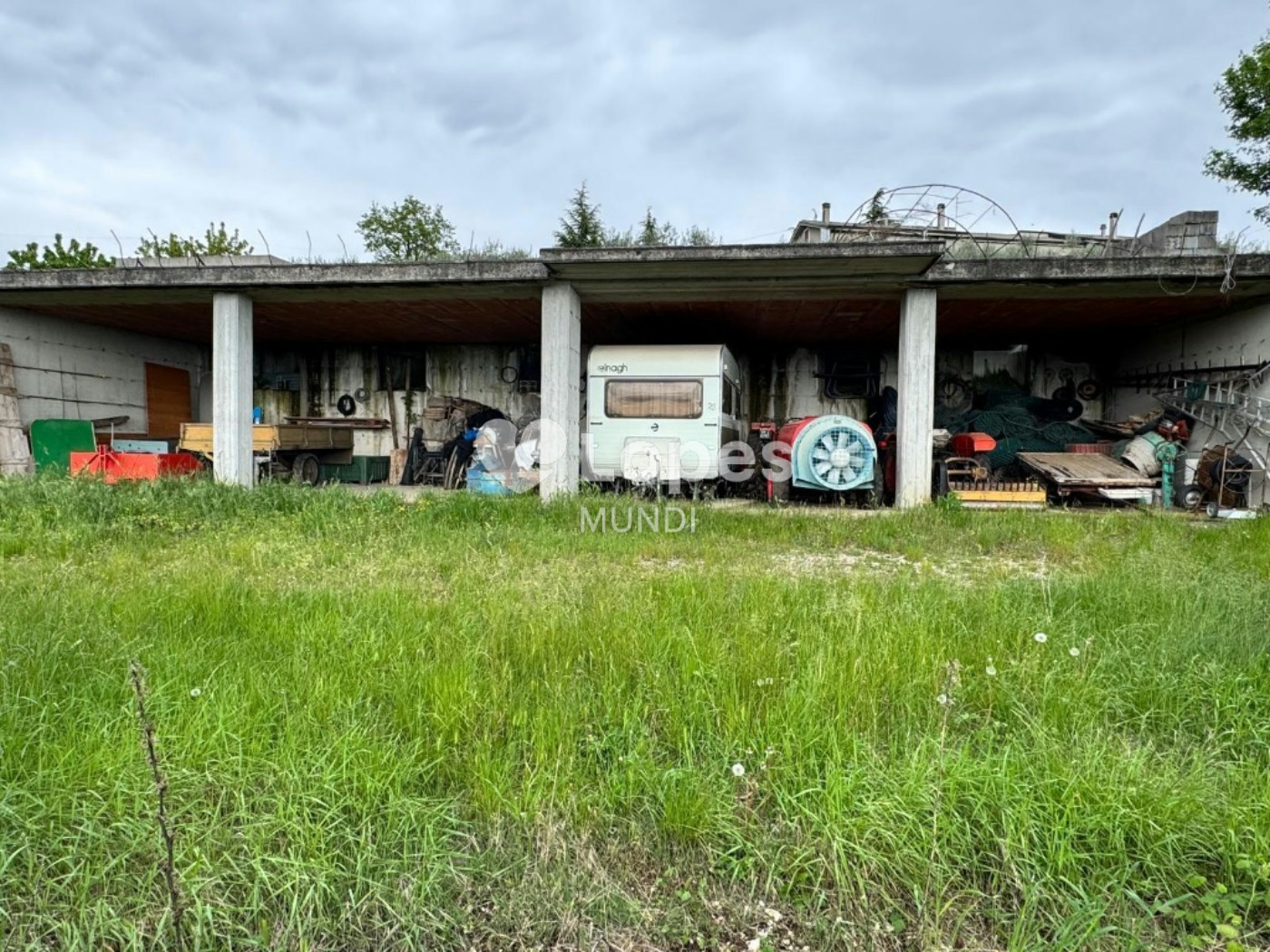 Casa multifamiliar à venda em Verona, Itália – 3 unidades e 12.000 m²