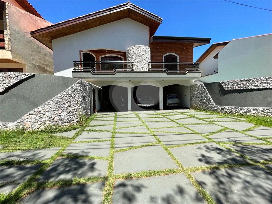 Casa à venda com 6 quartos, sendo 1 suíte, no condomínio Granja Olga I, Sorocaba - SP