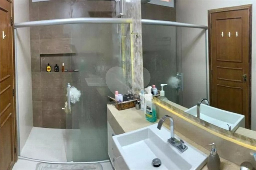 Sobrado à venda ou para alugar com 6 quartos, sendo 2 suítes, em Bosque da Saúde, São Paulo, SP