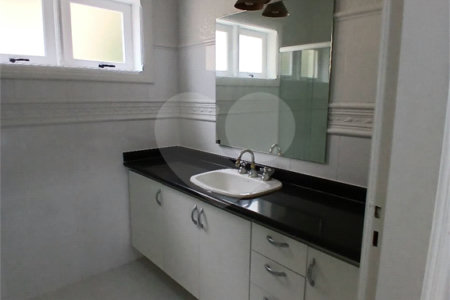 Casa à venda com 4 quartos, sendo 2 suítes, no condomínio Flamboyant, Atibaia - SP
