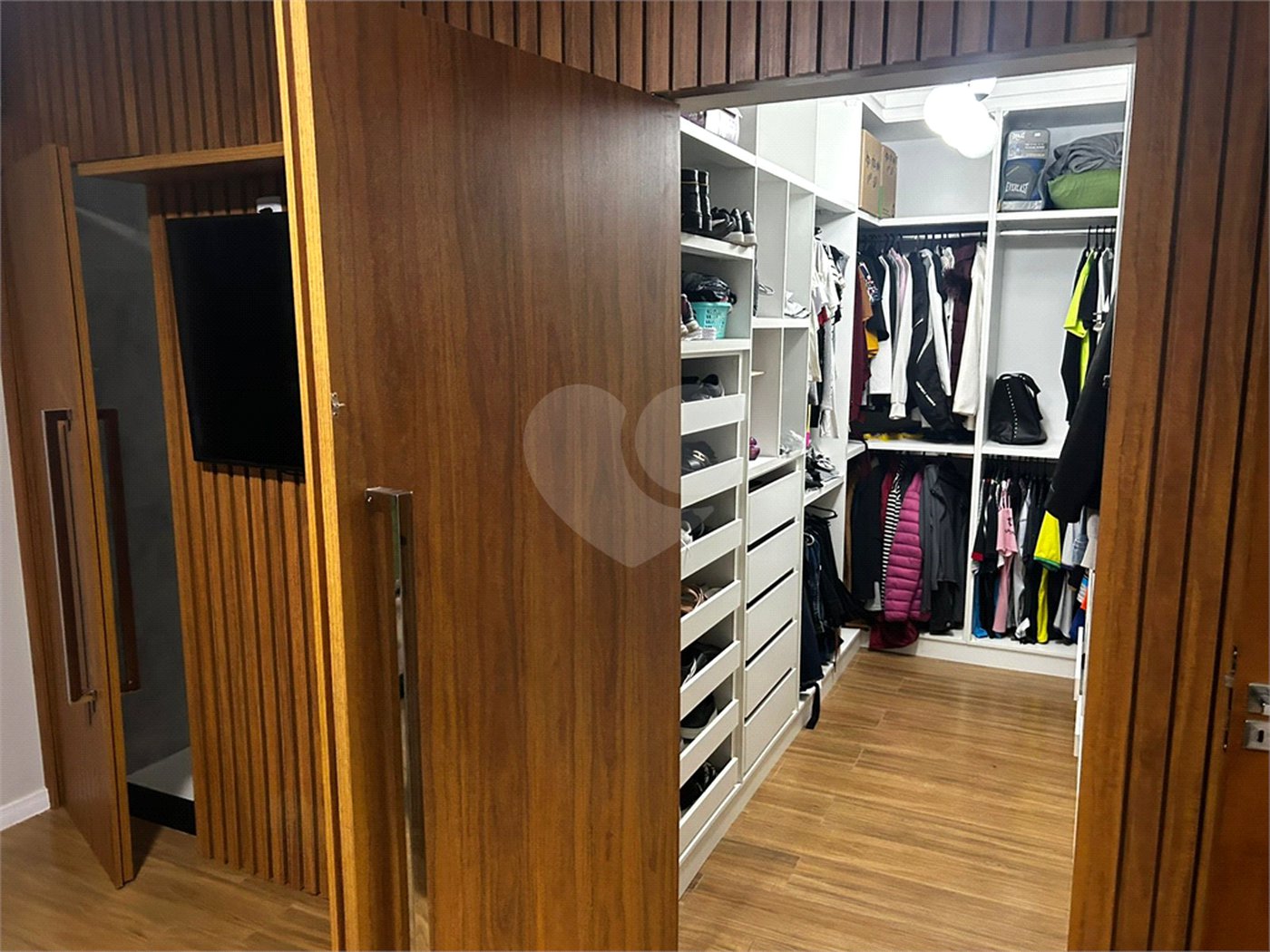 Casa à venda com 2 quartos, sendo 1 suíte,  no condomínio Lago dos Ipês, Itapetininga - SP