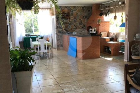 Casa à venda com 4 quartos, sendo 3 suítes, no condomínio Serra da Estrela, Atibaia - SP
