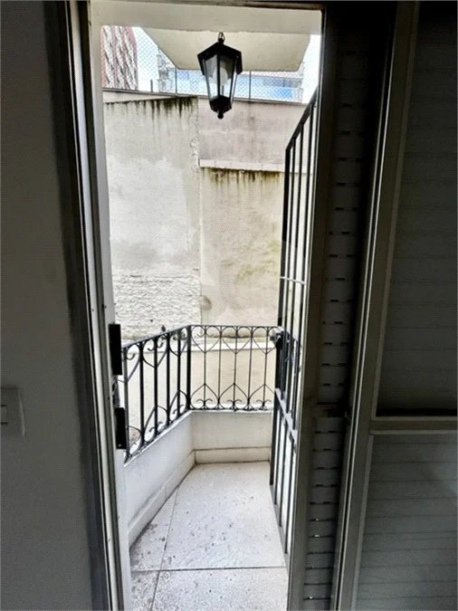Apartamento Reformado com 1 dormitório, 1 vaga de garagem em Santa Cecília.