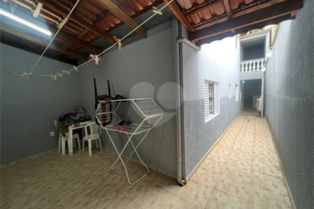 Sobrado à venda com 3 quartos, sendo 1 suíte, em Lopes de Oliveira, Sorocaba, SP