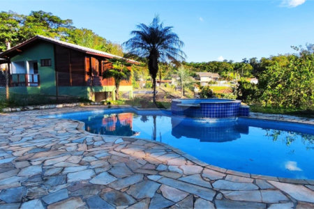 Casa à venda com 2 quartos, sendo 1 suíte, no condomínio Chácara Pedra Grande, Atibaia - SP