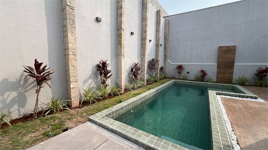 Casa à venda com 3 quartos, sendo 1 suíte, no condomínio Veneza, Mogi das Cruzes - SP