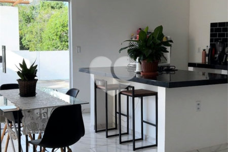 Casa à venda com 4 quartos, sendo 3 suítes, em Taperapuan, Porto Seguro, BA