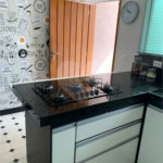 Sobrado com 3 quartos e garagem para 5 veículos.