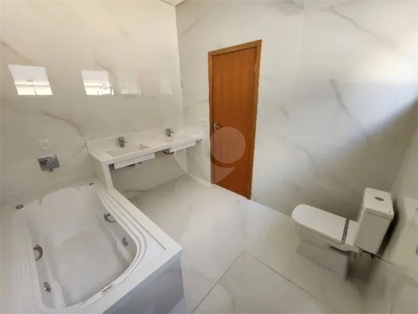 Casa à venda com 4 suítes no condomínio Floradas da Serra, São José dos Campos - SP