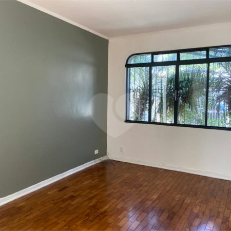 Sobrado à venda com 3 quartos, sendo 1 suíte,  em Parque Maria Domitila, São Paulo, SP