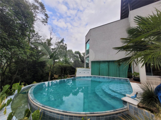 Casa à venda ou para alugar com 3 suítes no condomínio Parque Petrópolis 4 Secção, Mairiporã - SP
