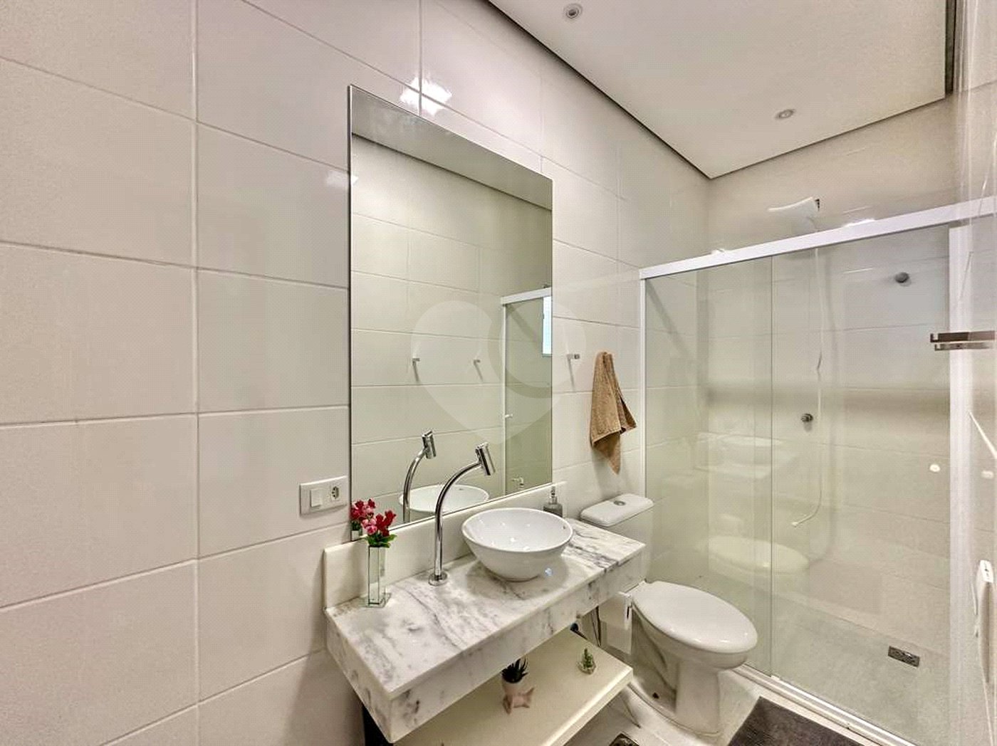 Casa à venda com 4 quartos, sendo 3 suítes, no condomínio Vilarejo, Carapicuíba - SP