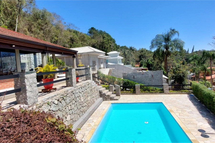 Casa à venda com 3 quartos, sendo 2 suítes, no condomínio Alpes de Caieiras, Caieiras - SP
