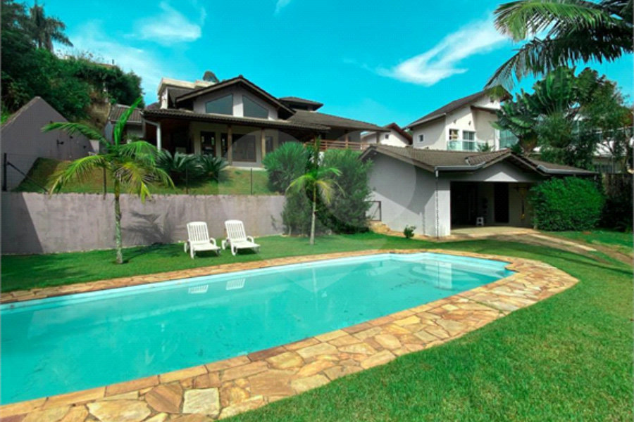 Casa à venda com 4 quartos, sendo 2 suítes, no condomínio Suíça da Cantareira, Mairiporã - SP