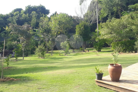 Casa à venda com 5 quartos, sendo 1 suíte, no condomínio Village da Serra, Araçoiaba da Serra - SP