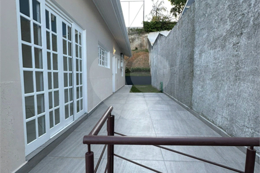 Casa à venda com 4 quartos, sendo 1 suíte,  no condomínio Jardim das Acácias, Cotia - SP