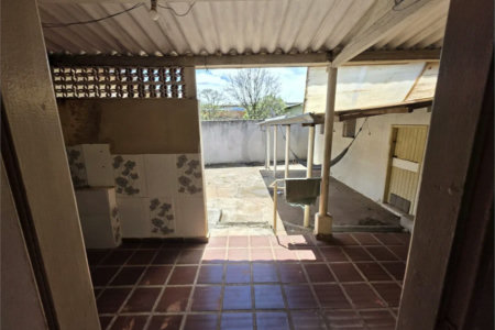 Casa térrea à venda com amplo quintal e grande potencial na Vila Nery