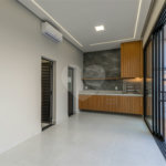 Indaiatuba - SP - Condominio Dona Lucilla - Valor R$2.295.000,00 - 3 suítes + escritório + lavabo - Terreno: 300m2 - Construção: 188m2 - Diferenciais - Móveis planejados no escritório, sala de TV, lavabo, cozinha, área gourmet, lavanderia, banheiros e closet - Ar condicionado em todos os ambie