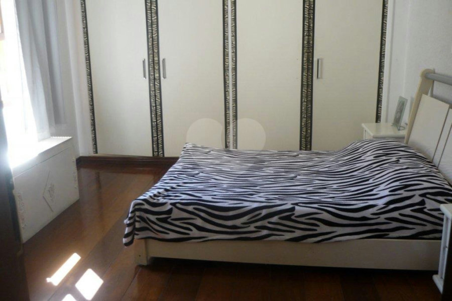 Sobrado à venda com 4 quartos, sendo 2 suítes, em Vila Paulicéia, São Paulo, SP