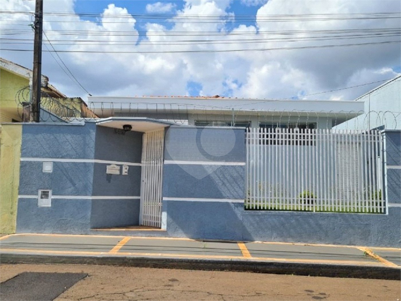 Casa à venda com 3 dormitórios, sendo 1 suite e ampla área de lazer no Jardim Brasil