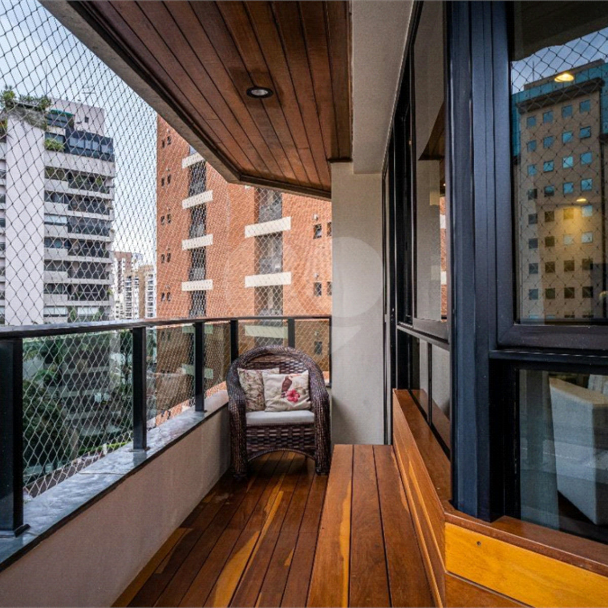 Apartamento à venda com 4 quartos, sendo 3 suítes, em Moema, São Paulo, SP