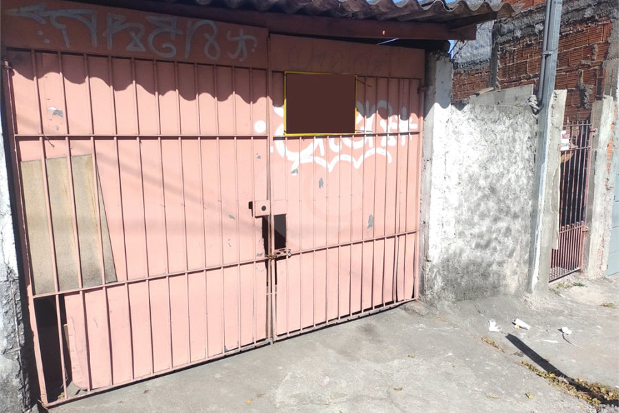 Terreno com 6 casas em 293m² de área total.