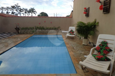Casa Térrea com 3 dormitórios, sendo 1 suíte.