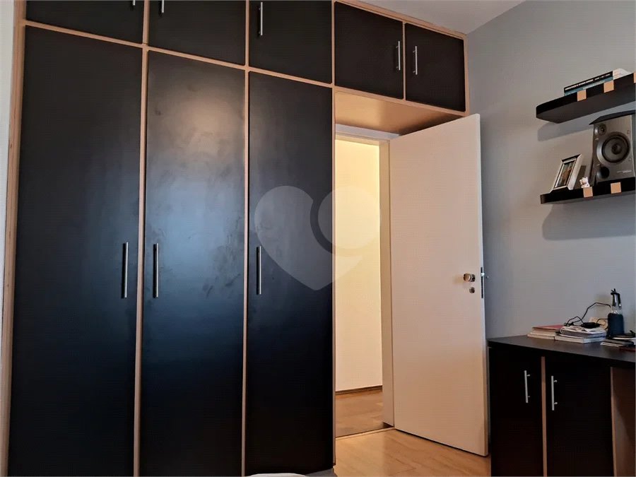Prédio com portaria 24 horas, e lazer. Apartamento com 3 dormitórios, uma suíte, 2 vagas de garagem