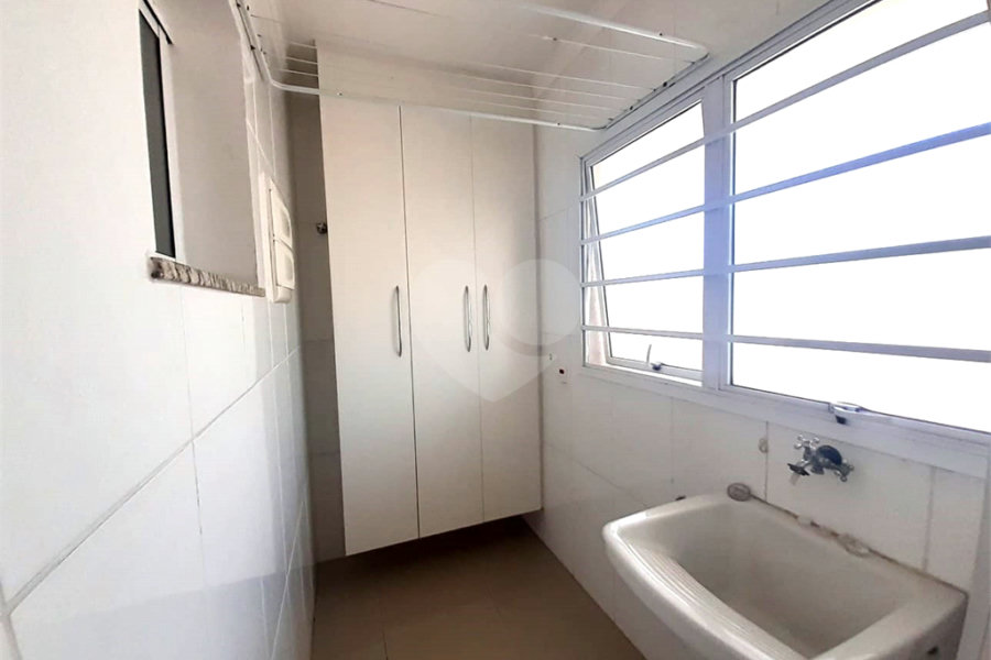 Casa à venda com 3 quartos, sendo 1 suíte, no condomínio Apeu, São Paulo - SP