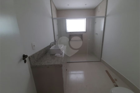 Sobrado à venda com 4 quartos, sendo 3 suítes, em Vila Paulicéia, São Paulo, SP