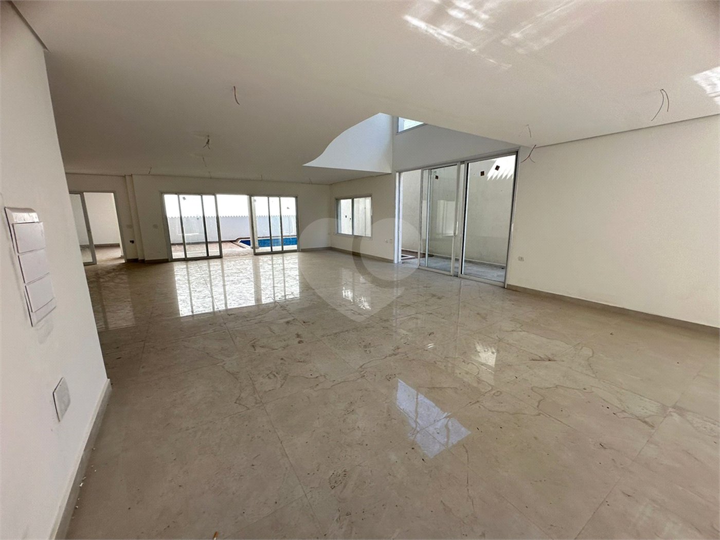 Casa à venda com 4 suítes no condomínio Villaggio Houda, São Paulo - SP