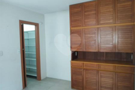 Sobrado à venda com 4 quartos, sendo 2 suítes, em Interlagos, São Paulo, SP