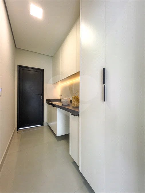 Casa Térrea – Condomínio Maria Cândida - 300 m² de terreno - 212 m² de área construída - 4 vagas de garagem, sendo 2 cobertas - Sala de jantar e estar integradas, com pé-direito duplo e cortina - 3 suítes com ar-condicionado, sendo 1 master com closet – planejado – Roupeiro – Escritório - Cozinha