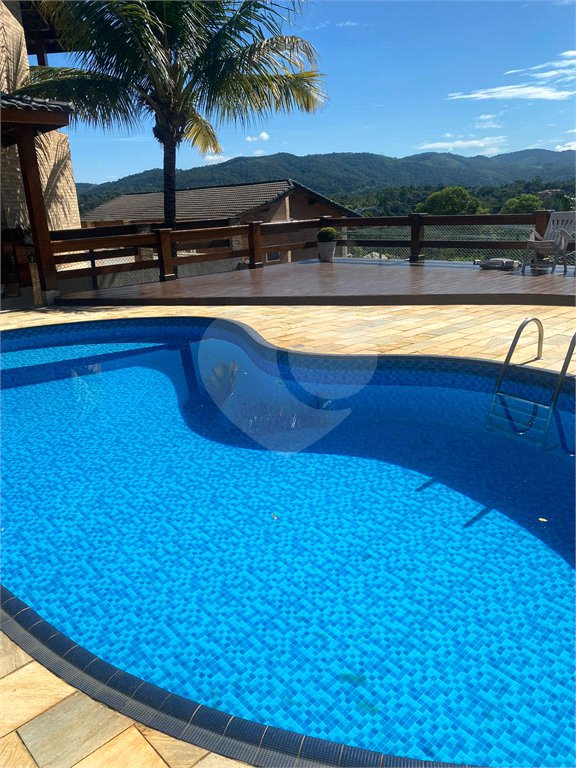 Casa à venda com 5 quartos, sendo 4 suítes, no condomínio Lago do Imperador, Mairiporã - SP