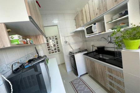 Apartamento á venda na Bela Vista com 57m² reformado e com armário embutido.