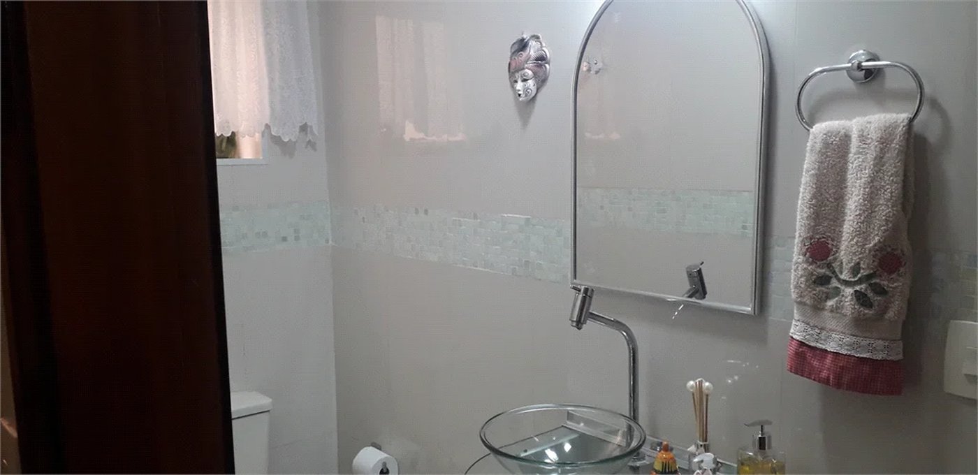 Casa à venda com 3 quartos, sendo 2 suítes,  em Jardim Leonor, São Paulo, SP