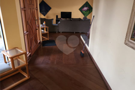 Casa à venda com 4 quartos, sendo 3 suítes, no condomínio Arujá 5, Arujá - SP
