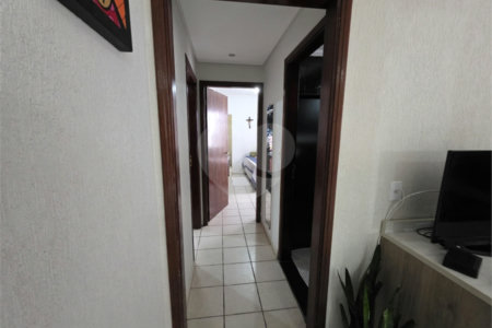 Casa térrea à venda no Douradinho com 2 quartos e edícula com mais dois quartos e 2 banheiros.